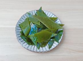 海带切成菱形状。