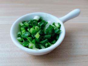 小葱切成葱花。