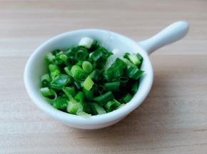 小葱切成葱花。