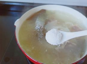 加一点点盐调味【海带本身很咸，所以少加一点盐】