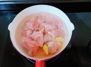 排骨放入锅里加一点生姜片。