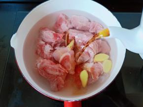 加一勺料酒去腥。