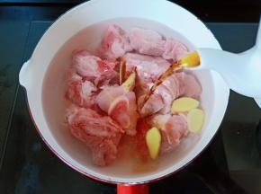 加一勺料酒去腥。