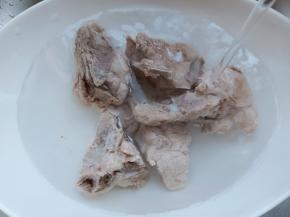 焯水后的排骨用清水洗去浮沫。