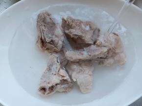 焯水后的排骨用清水洗去浮沫。