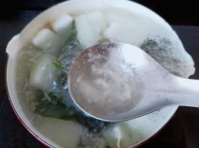 炖煮期间撇去表面的浮沫。