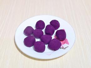 再将紫薯泥团成大小相等的紫薯馅，盖上保鲜膜放旁边备用。