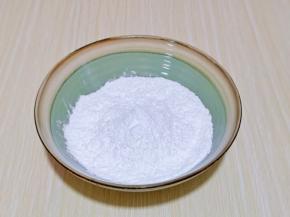 糯米粉加入器具中，加入白砂糖，分次加入温水，搅拌成絮状。