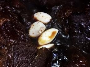 放入大蒜，转中大火收汁，大蒜可以起到很好的增香吸收牛肉的腥膻味，最后收汁大约三十分钟，要时常翻动一下，以免糊底。