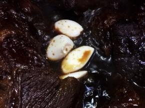 放入大蒜，转中大火收汁，大蒜可以起到很好的增香吸收牛肉的腥膻味，最后收汁大约三十分钟，要时常翻动一下，以免糊底。