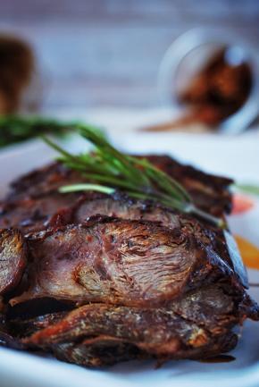 酱香味浓郁，依然遮盖不住牛肉的肉香，筋肉嚼劲十足，越吃越香，根本停不了口啊！