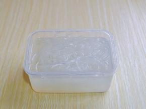 龙口粉丝温水泡软。