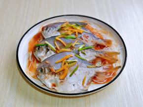 泡软的粉丝铺在盘子里，把腌制好的小鲳鱼放粉丝上面。