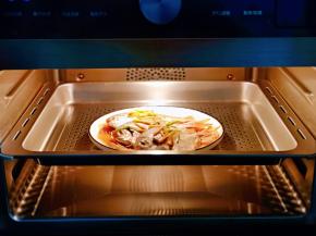 入蒸箱蒸10分钟，焖2分钟。(时间仅供参考，根据鱼的大小另定)