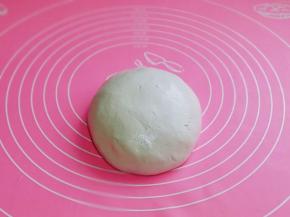 再揉成光滑的面团，盖上保鲜膜醒10分钟。