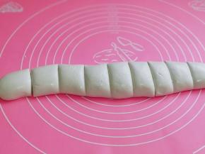 将醒好的面团，分成10等份。