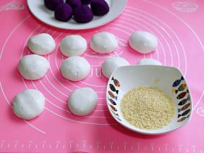 再揉圆，准备好白芝麻，紫薯馅。