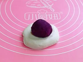 取一块面团，用掌心按扁，放上紫薯馅包起来，收口捏紧团圆。