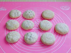 依次做完，一次吃不完可以速冻，想吃的时候提前取出自然融化再煎就可以。