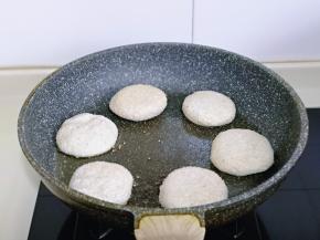 起锅加入少许油，摆入糯米紫薯饼，间隔距离哈。