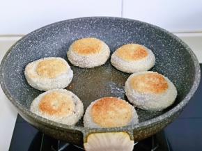 小火慢煎，简直两面金黄即可。(切记全程小火)