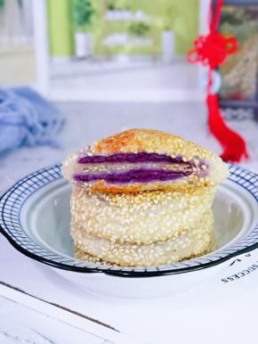 一口吃吃了三个还想吃。