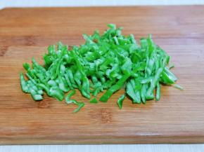 青椒洗干净去根，去籽，再切丝备用。