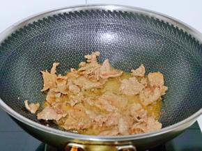 翻炒至变色盛出备用。