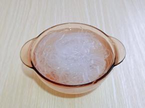 首先将龙口粉丝用冷水泡软。