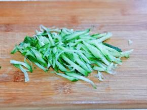 黄瓜洗干净，切丝。