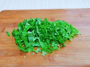 生菜洗干净切丝，也可以用娃娃菜。