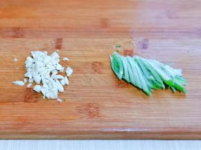 大蒜去皮切碎，大葱去皮切条。