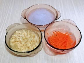 把切好的干豆腐皮，黄瓜丝，泡软的粉丝分别放在无水的器具中，加入100度开水，烫2-3分钟。