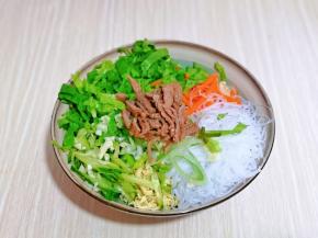 烫好的三中食材淋干水分，放入大口器具中晾凉，再加入黄瓜丝，生菜丝，肉丝。