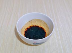 生抽，盐，香醋，芝麻油混合，搅拌均匀，淋在食材上面，拌均匀即可。
