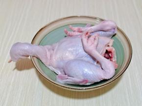 买回来的三黄鸡处理干净，鸡爪上得指甲一定要剪掉哈！