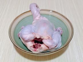 再把鸡PP剪掉，鸡爪塞进肚子里。