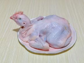 用三根牙签将鸡头固定一下，也可以省略。