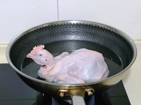 冷水如果焯水，烧开翻面煮，两面各煮2分钟。