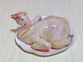 捞出用温水冲洗干净，放入盘中。