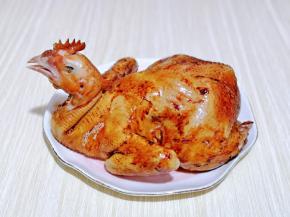 再淋上老抽，包括下面和肚子里面，轻轻按摩均匀。