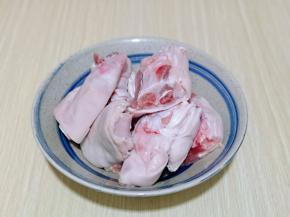 2个猪蹄，买时候一个切了四块，温水洗干净。