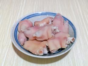 捞出用温水再次冲洗干净放入器具中。