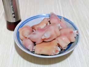 加入料酒，可以适当多一些。