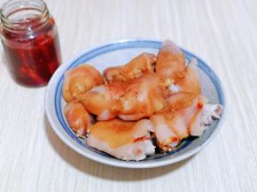 最后淋上腐乳汁，充分抓拌均匀。