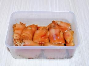 放入保鲜盒中，撒上盐腌制一夜。