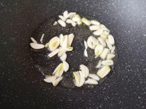 炒锅内倒适量的食用油烧热，下入蒜片炒香。