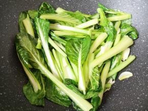 翻炒至芥兰变色。