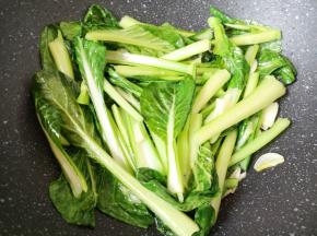 翻炒至芥兰变色。