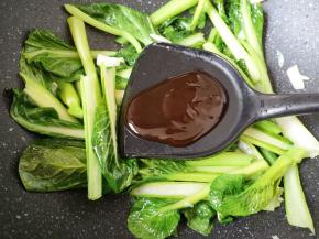 加入蚝油调味。